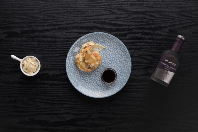 Gamberi in tempura e crosta di mandorle su crema di ceci e aceto balsamico aquila platino De Nigris