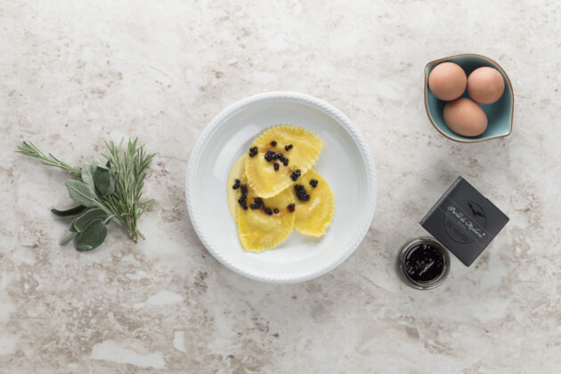Ravioli di vitello con parmigiano e Perle Nere di Modena