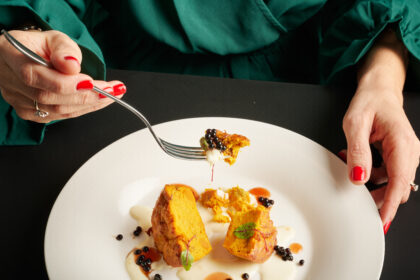 Soffice di Zucca, Crema al Parmigiano e Demi Glace Vegetale con Perle Nere