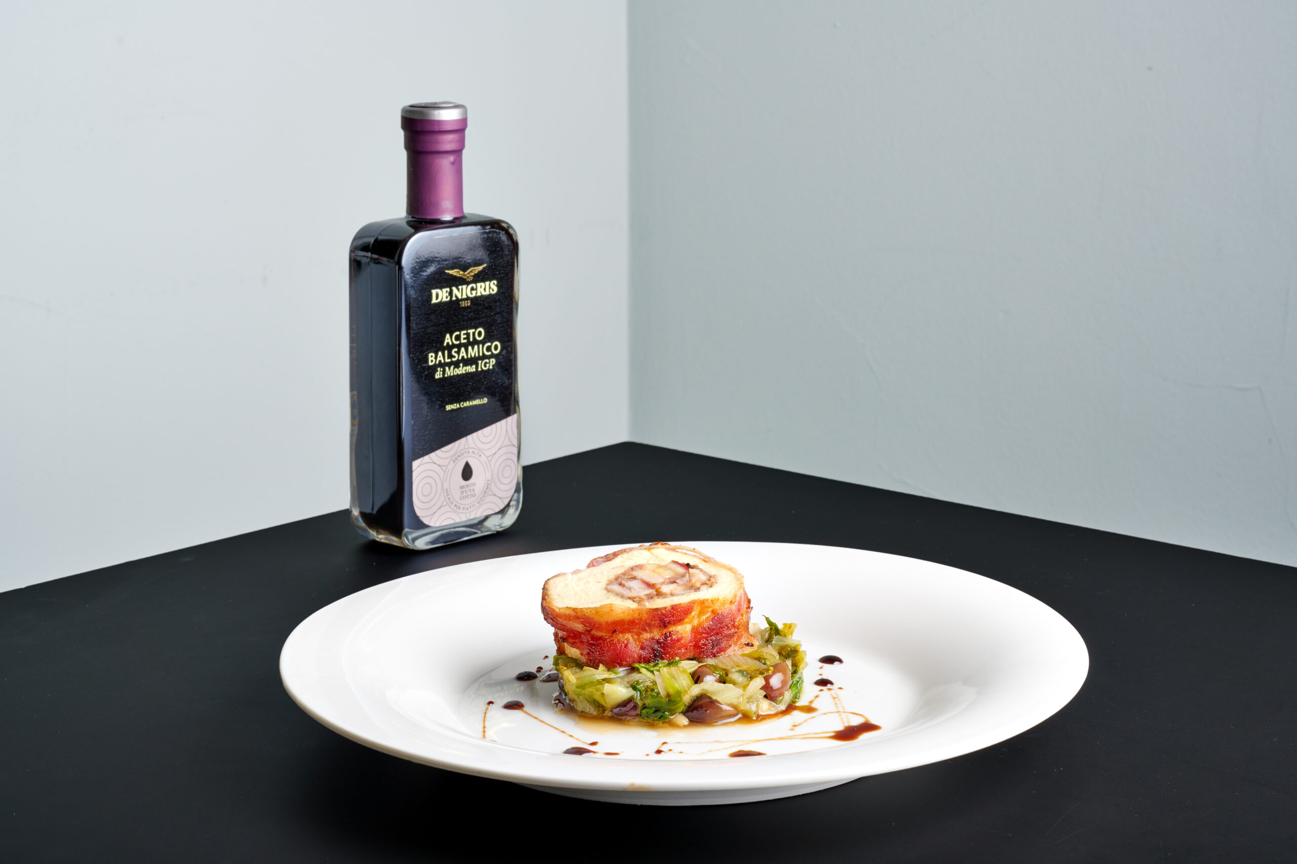 Cappone ripieno con frutta, Prugne Secche e Scarole all’agro con Aceto Balsamico di Modena Aquila Platino
