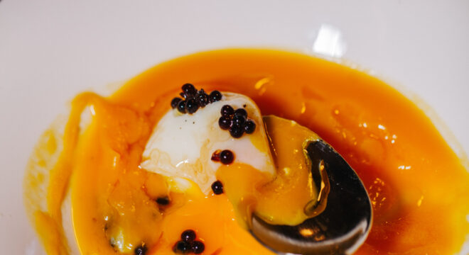 Uovo a 64° su Crema di Zucca e Perle di Modena