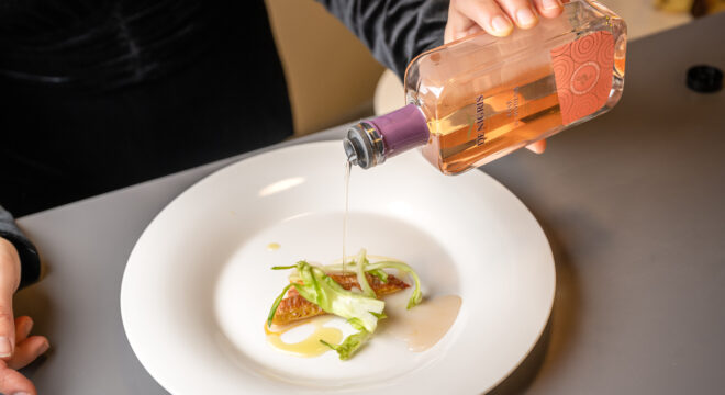 Filetto di Triglia Scottata con Insalata di Puntarelle e Rosé di Modena