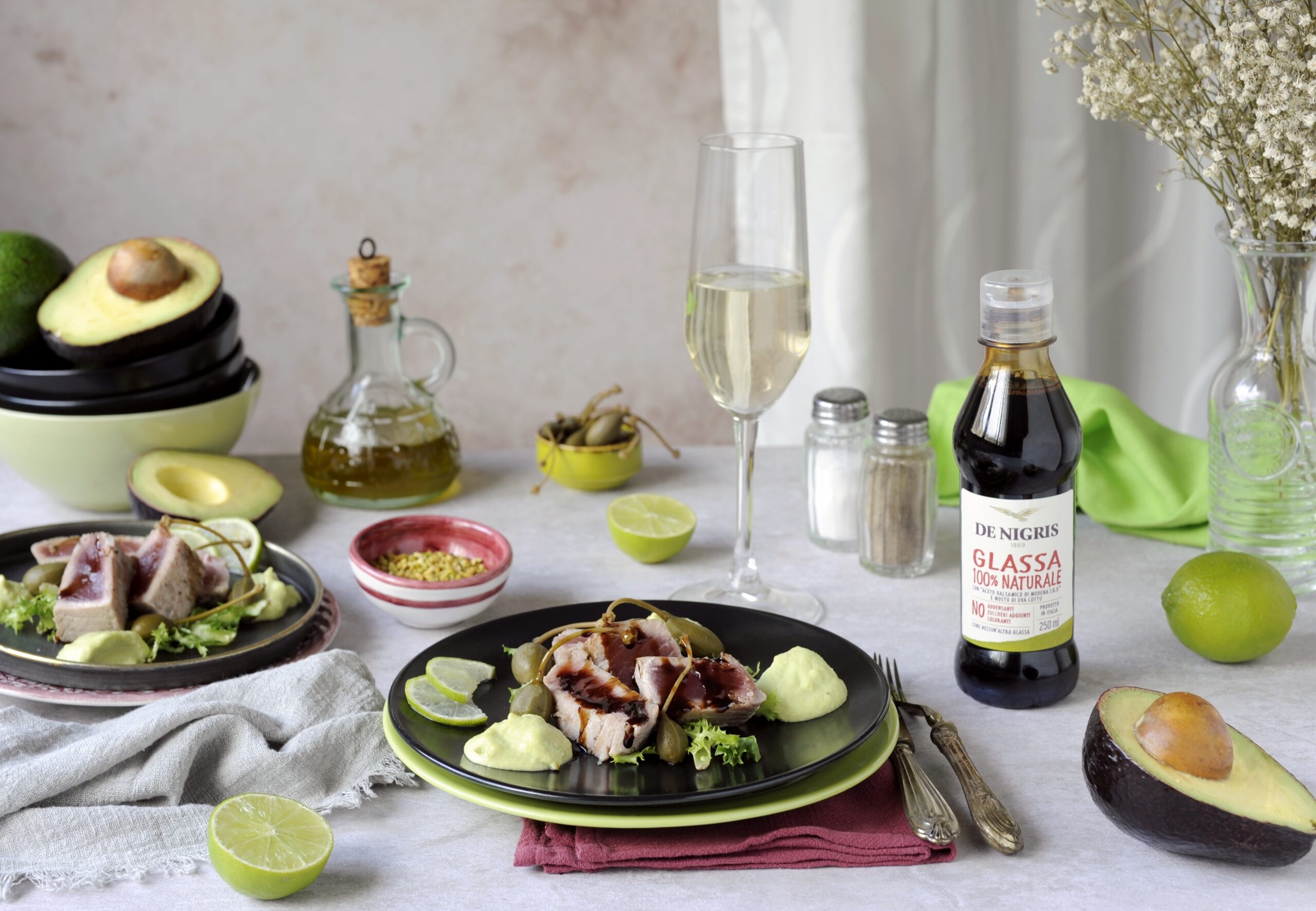Tagliata di Tonno con Maionese di Avocado, Fiori di Cappero e Glassa al Balsamico