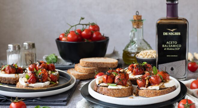 Bruschette “Caprese” con Mozzarella, Pomodorini Arrosto, Pinoli e Balsamico