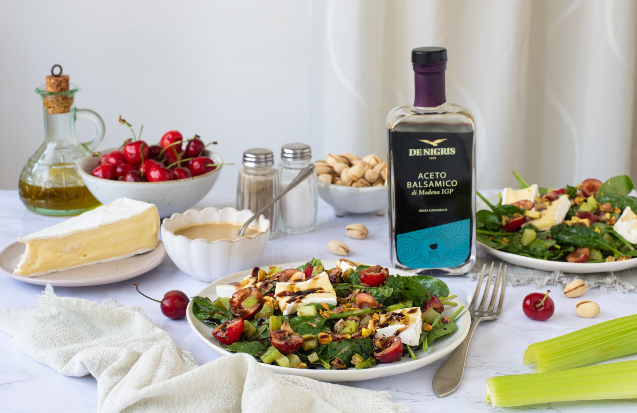 Insalata di Spinacino Fresco con Ciliegie, Brie, Sedano e Pistacchi