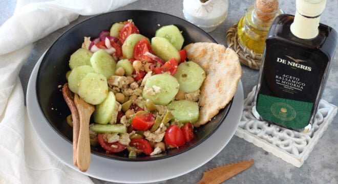 Insalata Greca Vegana con Vinaigrette al Balsamico