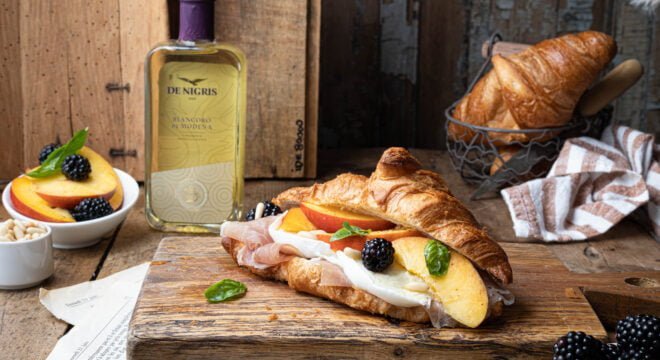 Crossaint con Crudo, Bufala e Frutta estiva Marinata