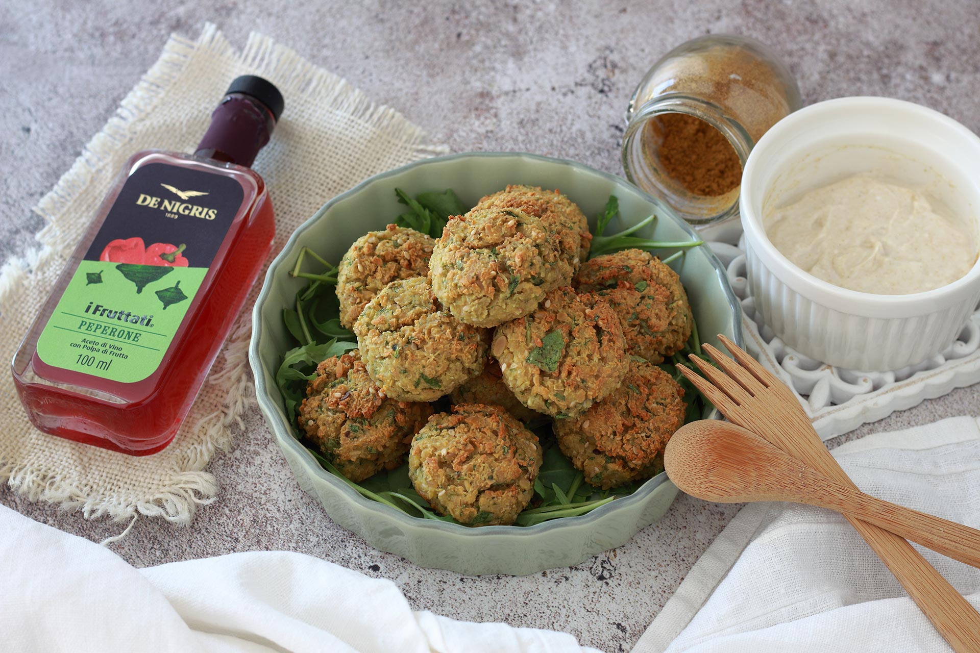 Polpette di Legumi con Salsa al Curry e Peperone Rosso