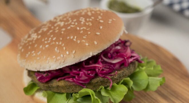 Burger di Carciofi con Cavolo Viola Marinato