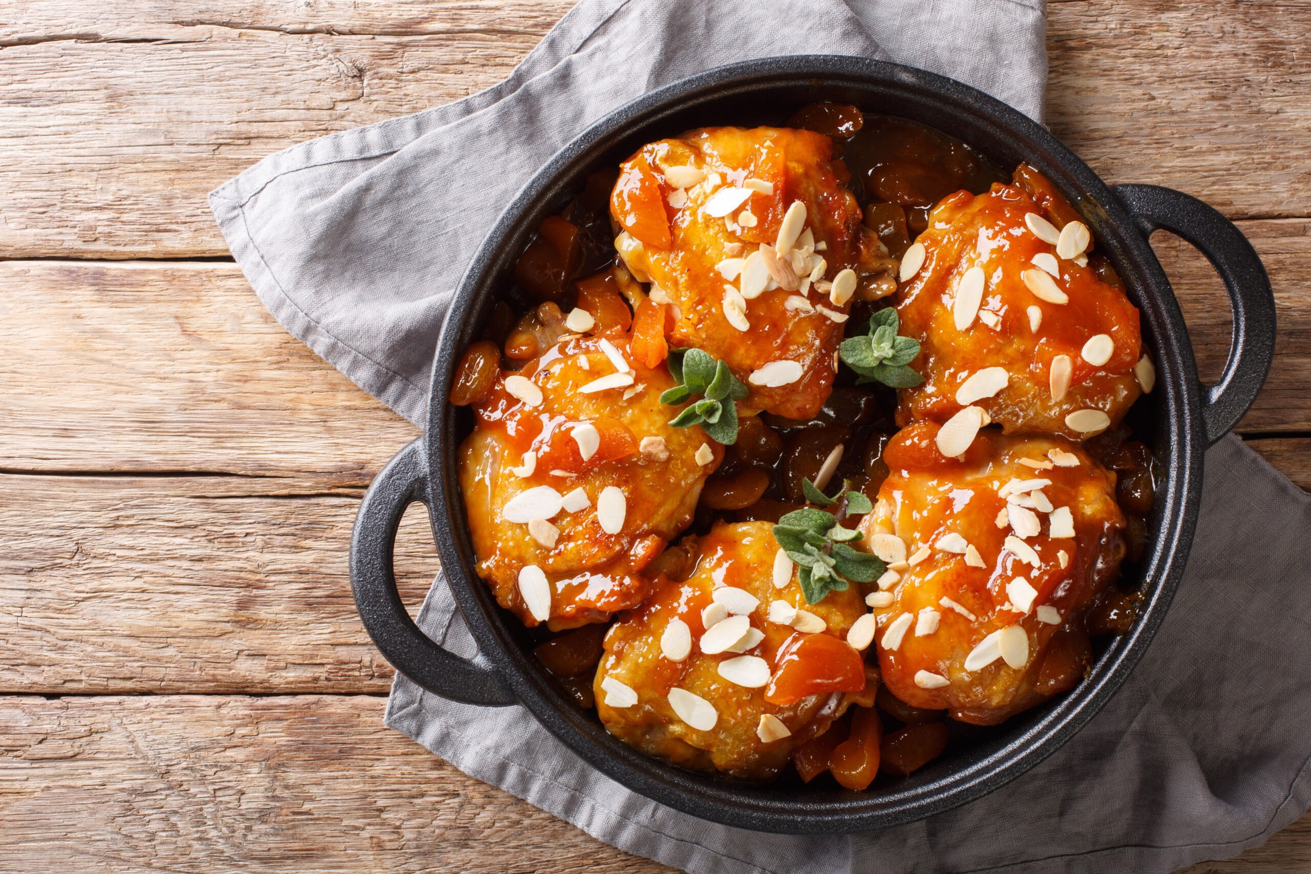 Pollo glassato con albicocche e mandorle
