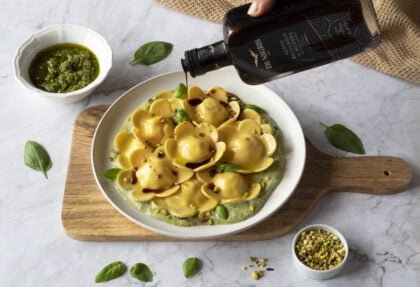 Ravioli di Ricotta allo Zafferano su Crema al Pesto di Basilico e aceto balsamico_denigris_ricette