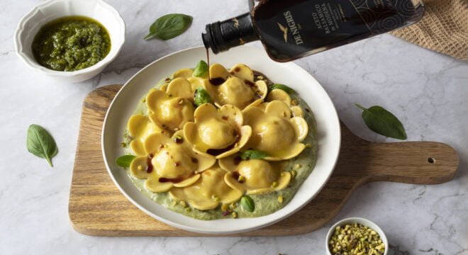 Ravioli di Ricotta allo Zafferano su Crema al Pesto di Basilico e aceto balsamico_denigris_ricette