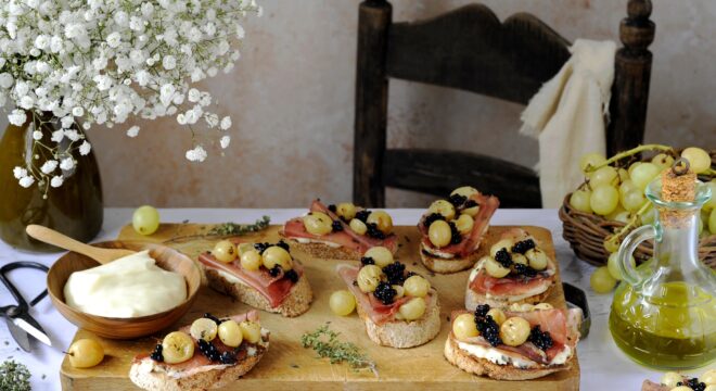 Crostini con Uva Arrosto, Lonzino di Maiale, Stracchino e Perle di Aceto Balsamico