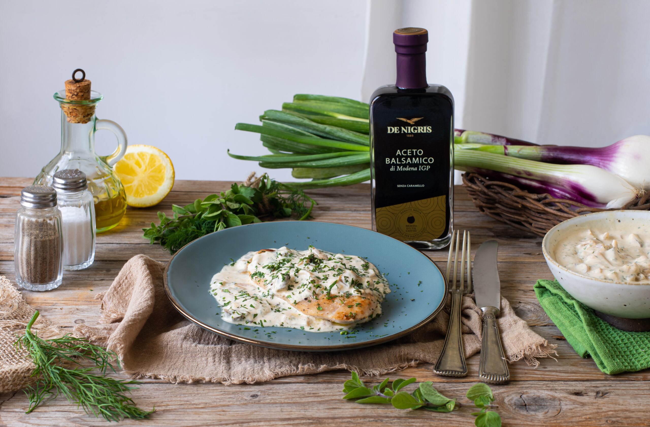 Petto di Pollo in Salsa di Aceto Balsamico di Modena IGP Aquila Oro, Crème Fraîche ed Erbe Aromatiche