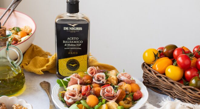 Insalata di rucola, pomodorini, mozzarelline, melone e prosciutto crudo